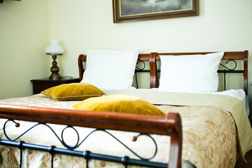 Dworek Ojca Mateusza Bed & Breakfast *